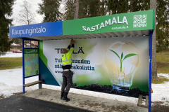 003-info-ja-mainostaulut-mainostulosteet-Opasteet-kilvet-kaupungintalo-sastamala-bussipysakki-suurkuva-jips