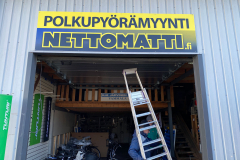 009-info-ja-mainostaulut-mainostulosteet-Opasteet-nettomatti-polkupyoramyynti-mainostaulut-kilvet-suurkuva-jips