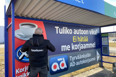 013-info-ja-mainostaulut-mainostulosteet-Opasteet-bysakki-sastamala-citymarket-mainostaulut-kilvet-suurkuva-jips