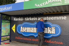 014-info-ja-mainostaulut-mainostulosteet-Opasteet-bysakki-sastamala-kauppakaari-mainostaulut-kilvet-suurkuva-jips