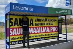 024-info-ja-mainostaulut-mainostulosteet-Opasteet-bysakki-levoranta-saunamaailma-mainostaulut-kilvet-suurkuva-jips