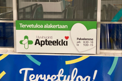 029-hyvinvointiapteekki-info-ja-mainostaulut-mainostulosteet-Opasteet-sastamalan-apteekki-mainostaulut-kilvet-suurkuva-jips