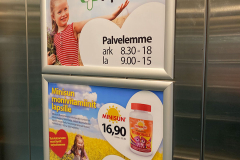 031-info-ja-mainostaulut-hyvinvointi-apteekki-mainostulosteet-Opasteet-sastamalan-apteekki-mainostaulut-kilvet-suurkuva-jips
