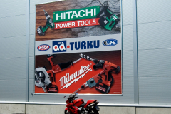 info-ja-mainostaulut-mainostulosteet-Suurkuvatulosteet-hitachi-AD_Turku_suurkuva-taulu-suurkuva-jips-2
