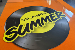 2025-muotoonleikatut-tarrat-kilvet-siikainen-summer-mainos-suurkuva-jips-1