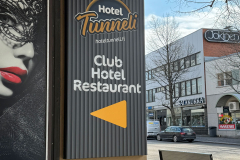 2025-opasteet-sastamala-hotel-tunneli-Valomainokset-valotaulut-kilvet-suurkuva-jips-5