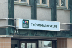 2025-opasteet-sastamala-lpt-lantisen-pirkanmaan-tyollisuusalue-tyovoimapalvelut-Valomainokset-valotaulut-kilvet-suurkuva-jips-9