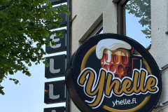 2025-opasteet-sastamala-yhelle-club-hotel-restaurant-Valomainokset-valotaulut-kilvet-suurkuva-jips-3