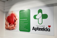 044-sastamala-hyvinvointi-apteekki-mainostulosteet-sisustus-sisustustaulu-suunnittelu-mallintaminen-erikoistoteutukset-tuotteet-suurkuva-jips