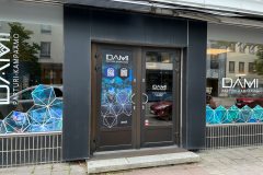 2025-julkisivu-ikkunateippaus-teippaus-teipit-dami-parturikampaamo-pirkanmaa-sastamala-vammala-teippaukset-suurkuva-jips-7