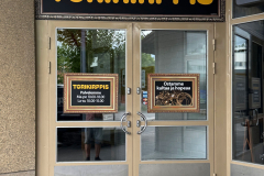 2025-julkisivu-ikkunateippaus-teippaus-teipit-torikirppis-sastamala-teippaukset-suurkuva-jips-14